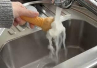 Photo of 拒绝融化的雪糕! 热水冲洗近1分钟才溶解引热议