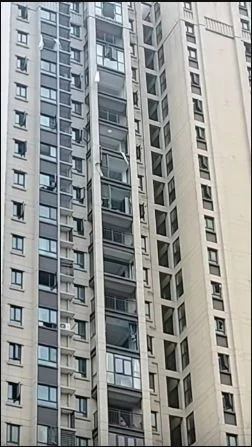 有网民拍到涉案屋苑有多个单位窗户都被吹毁。(抖音@诺克萨斯要你站起来)