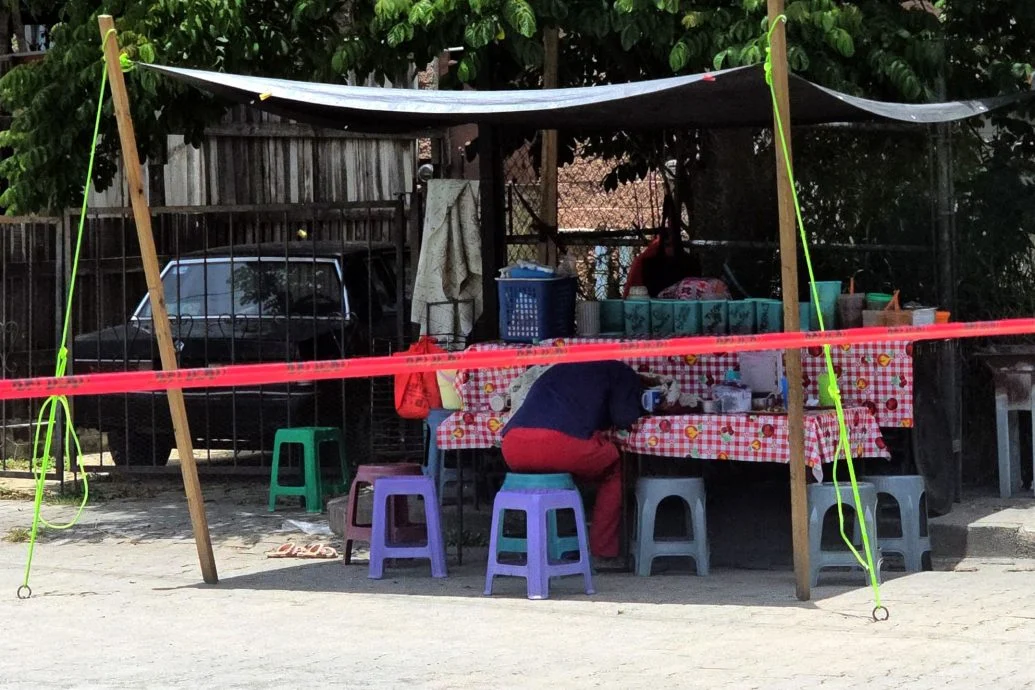 莱瓦遇袭后伏尸在餐馆,警方到现场即拉起警戒线展开调查。(法新社照片)