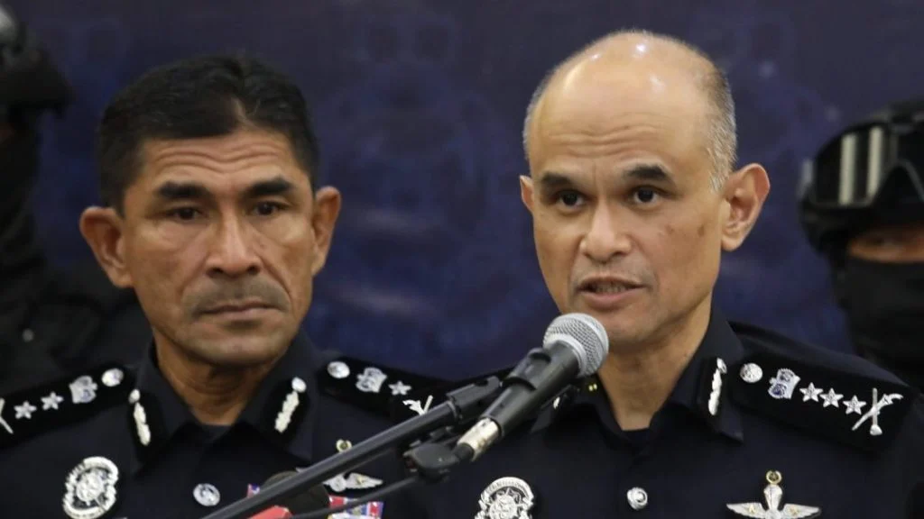 沙兹里(右)表示,警方目前正调查嫌犯的所有社交媒体账号,现阶段不排除其思想及行为受社交媒体内容影响的可能性。左为雪州副总警长莫哈末再尼。