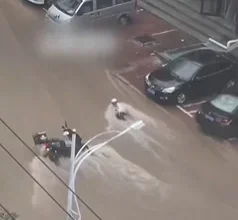Photo of 单亲妈暴雨送餐被冲走 两司机筑车墙挡水救人