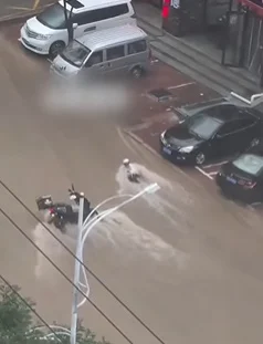 单亲妈妈李金红在暴雨中送餐途中被激流冲走。（脸书视频截图）