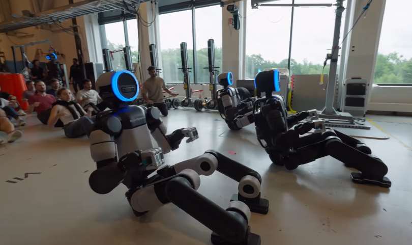 波士顿动力人形机器人模仿维京划船动作。（影片截图）