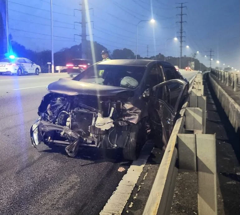 死伤者所乘坐的轿车因承受猛烈撞击,以致车头严重变形。(图由警方提供)