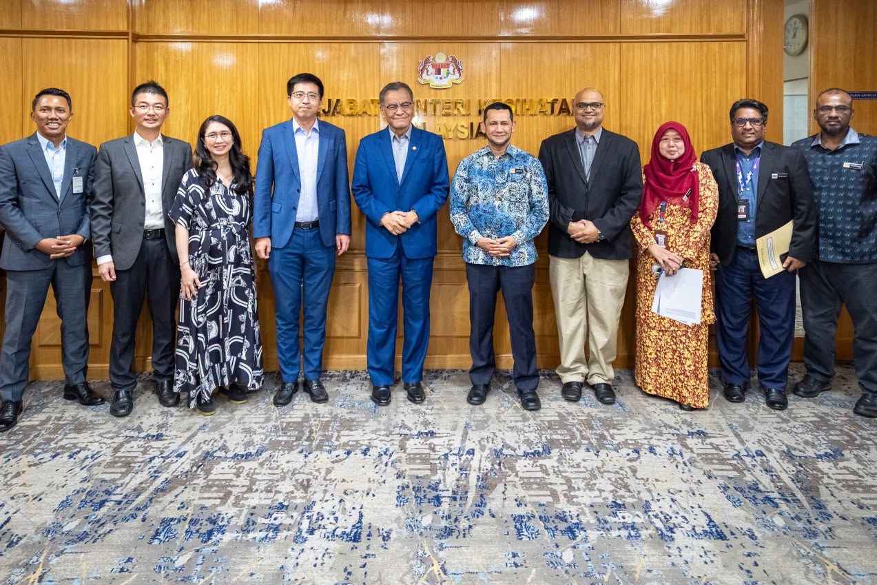 卫生部长拿督斯里祖基菲里（左5）接见大马中兴通讯（ZTE Malaysia）高层管理人员。（取自祖基菲里脸书）