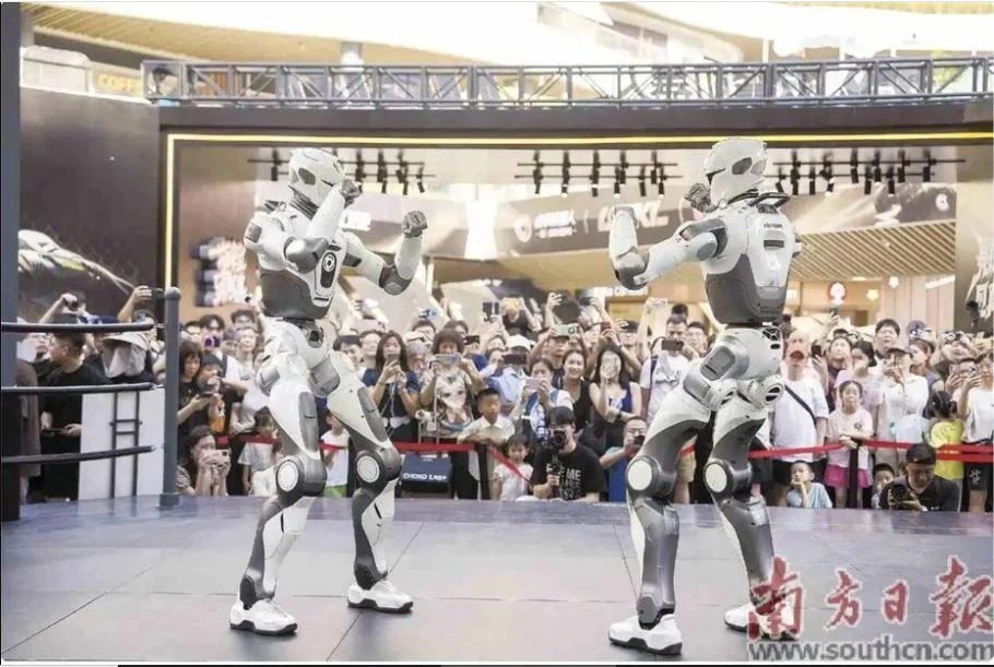 近日，2台众擎T800机器人在深圳商场打擂台赛。(南方日报图)