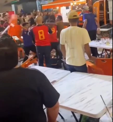 一群男子凌晨时分在餐饮店外发生肢体冲突，场面一片混乱。（视频截图）