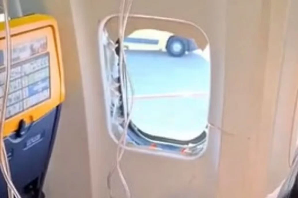 瑞安航空飞机的窗户脱落。(互联网照片)