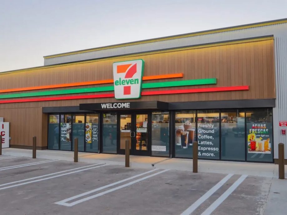 7-11寻求法院命令，禁止耐克销售该鞋、召回已分销的产品，并赔偿损失。（示意图）