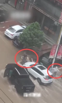 附近烧烤店两名员工冲进水中，将紧抓着车轮的李金红拉上岸，成功救回一命。（脸书视频截图）