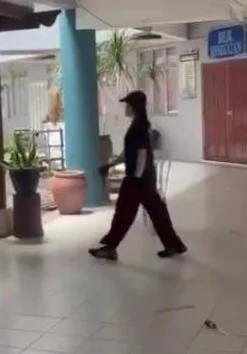 持刀的嫌犯相信是从祈祷室方向进入食堂范围后行凶。(视频截图)