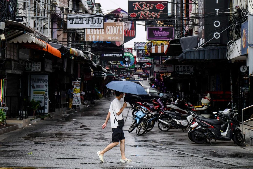 泰国水文部门警告,7月5日至9日,全国多个地区可能出现大雨至特大雨,并引发山洪、山林径流和城市内涝风险。其中,北部清迈府和东北部汶干府因累计雨量较高,被列为未来48小时特别监测区。 泰国《民族报》报道,泰国水文信息研究所下属的国家水文信息数据中心星期日(5日)发布预警说,持续降雨可能影响北部、东北部、东部、中部、南部西海岸,以及曼谷和周边府县。 监测站数据显示,汶干府在过去48小时累计降雨量达125.2毫米。清迈府沙孟县沙孟泰分区也被列入监测,地图数据显示当地累计降雨量约99.4毫米。 当局将持续关注水情变化,尤其是山脚坡地、河道附近、低洼社区,以及排水较慢的城市地区。连续的强降雨或引发突发山洪和径流,也可能造成城市积水。 安达曼海海况也预计在7月5日至7日持续恶劣,浪高可达2至3公尺;遇雷暴的局部海域,浪高可能超过3公尺。小型船只和海上作业人员受促留意官方警告,在经过受风暴影响的海域时格外谨慎。