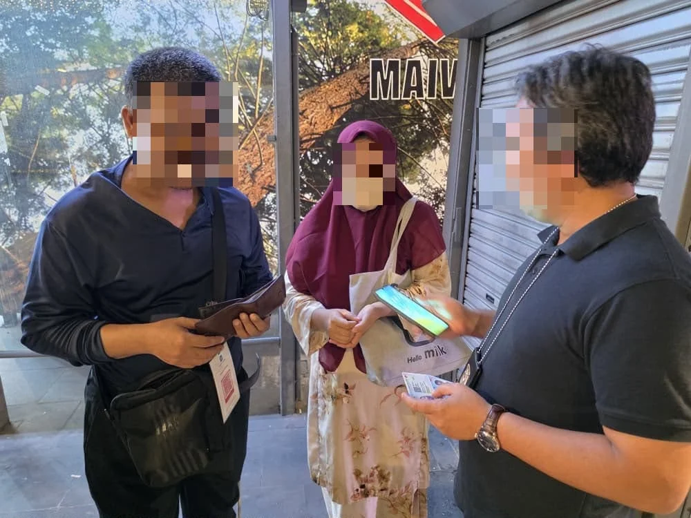 涉案的印尼籍女子和视障人士遭移民局官员查问。（《Kosmo》图）
