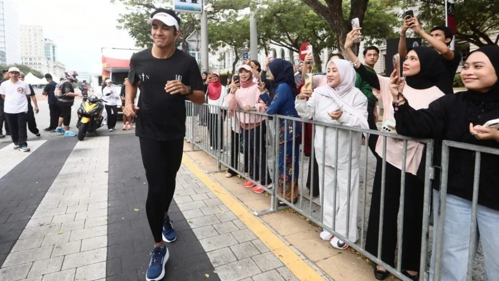 赛沙迪从布城司法宫起跑，在两侧支持者的鼓励下，跑上150公里回到麻坡选区。
