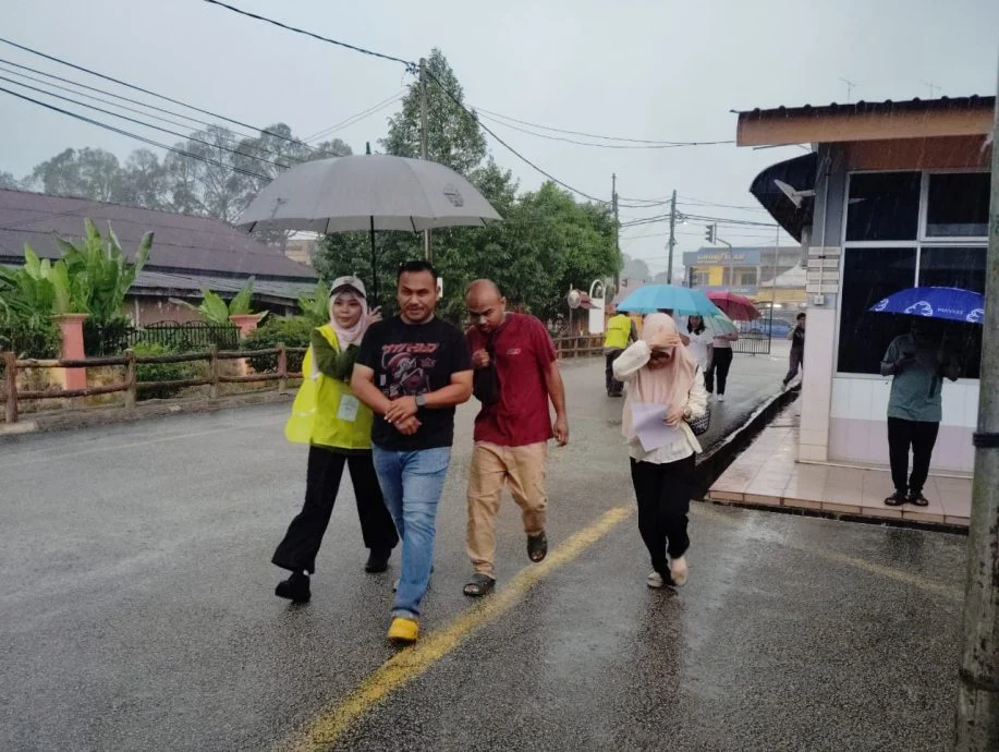 即使下雨，选民依旧冒雨前往投票中心，以投下手中神圣的一票。