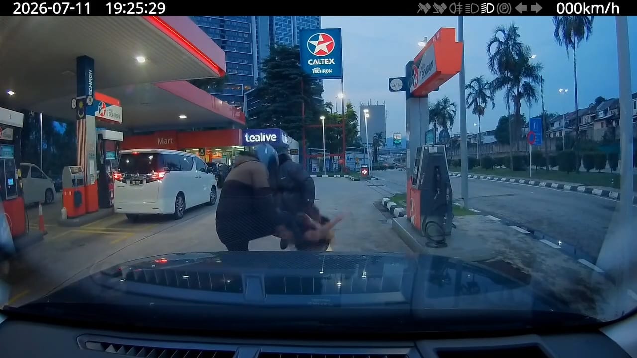 男子遭两名戴着头盔的嫌犯拳打脚踢。（视频截图）