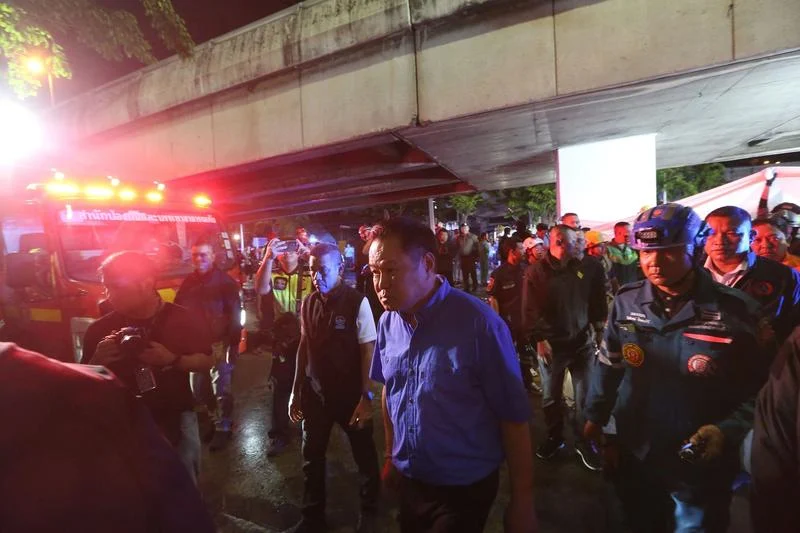 泰国首相阿努廷周一凌晨前往火灾现场查看情况，他下令相关单位全面调查起火原因。（新华社照片）