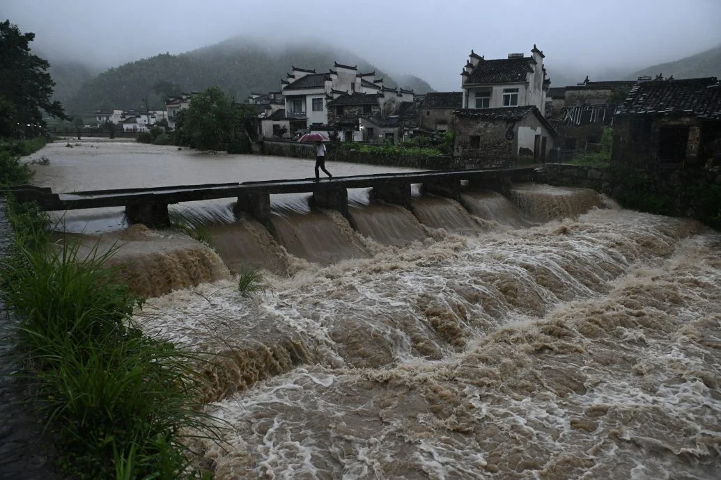 安徽南部部分河道水位上涨、水流湍急。(中新社照片)