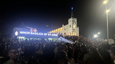 Photo of 万名信众点烛随行 圣安纳圣像游行照亮大山脚