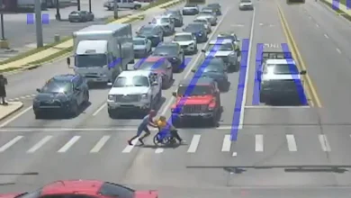 Photo of 轮椅男来不及越过马路  “蜘蛛侠”下车出手相助