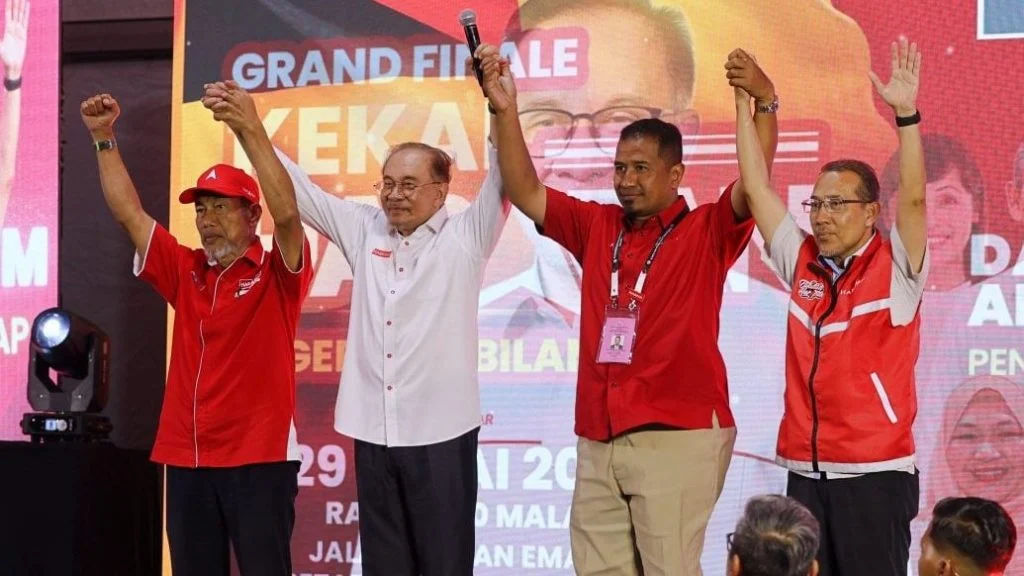 安华（左二）在完成演讲后，要求三名候选人一同登台，向现场民众作最后冲刺呼吁，左为巴克利，右起为莫哈末纳兹里、诺阿兹曼。