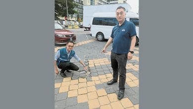 Photo of 十字路口地砖移位 商民三促修下沉路面