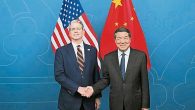 Photo of 关切经贸限制措施 何立峰贝森特视像通话