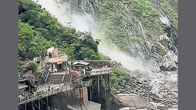 Photo of 云南虎跳峡落石游客急逃