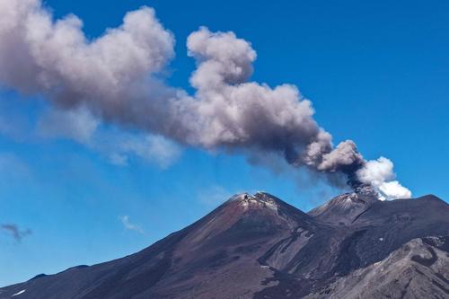 火山灰柱直冲火山口上方约1.5公里高。(图:法新社)