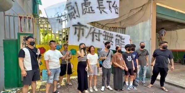 受害儿童的家长在涉案幼儿园门前拉横幅、掷布条抗议。（ETtoday新闻云照片）