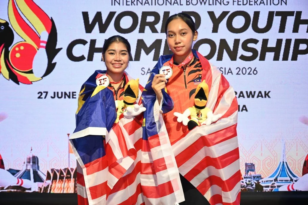 阿德丽雅（左）与阿达妮雅组合在女双决赛以2比0胜美国组合，帮助大马20年后重夺世青女双冠军。（大马保总照片）