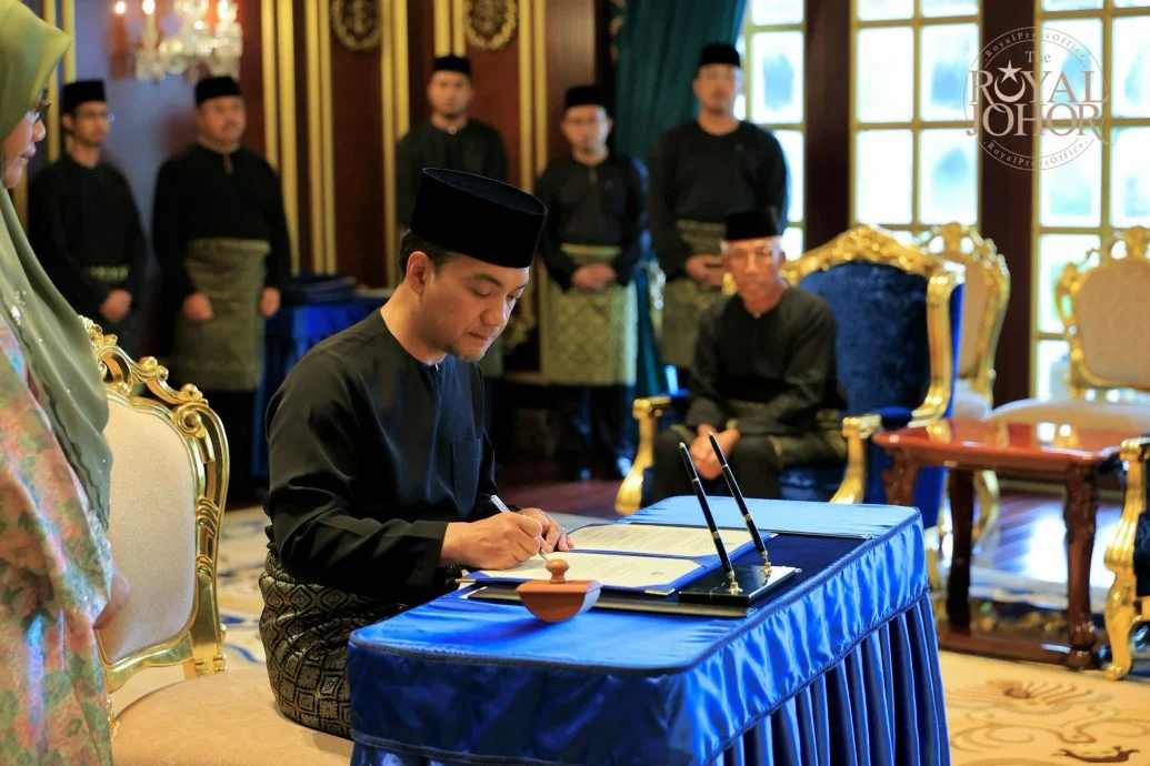 翁哈菲兹宣誓后,在相关文件上签名。(取自柔佛王室新闻室脸书)