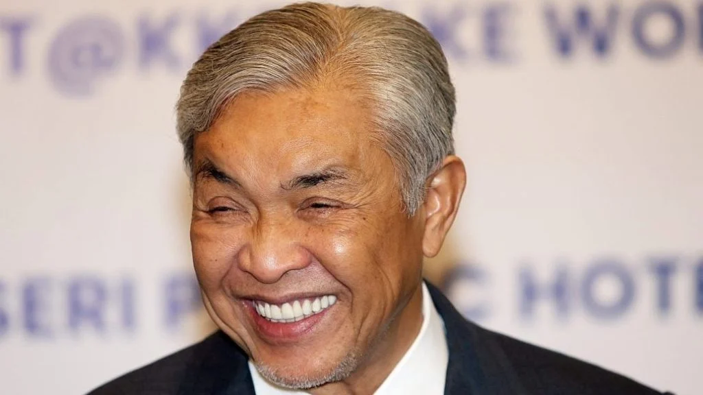 针对外界盛传国阵与伊党正就森美兰州选举展开议席谈判一事，阿末扎希则再次强调，不应完全相信伊党的说法，因为该党过去曾多次改变立场。 “这就是为什么我说，不要太把他们的话当真，因为他们可以改变。很多政党都曾经吃过亏，我希望他们这次不会再改变立场。” 此前，伊党主席丹斯里哈迪阿旺曾暗示，伊党与国阵已就森美兰州选举展开政治合作及议席分配讨论。