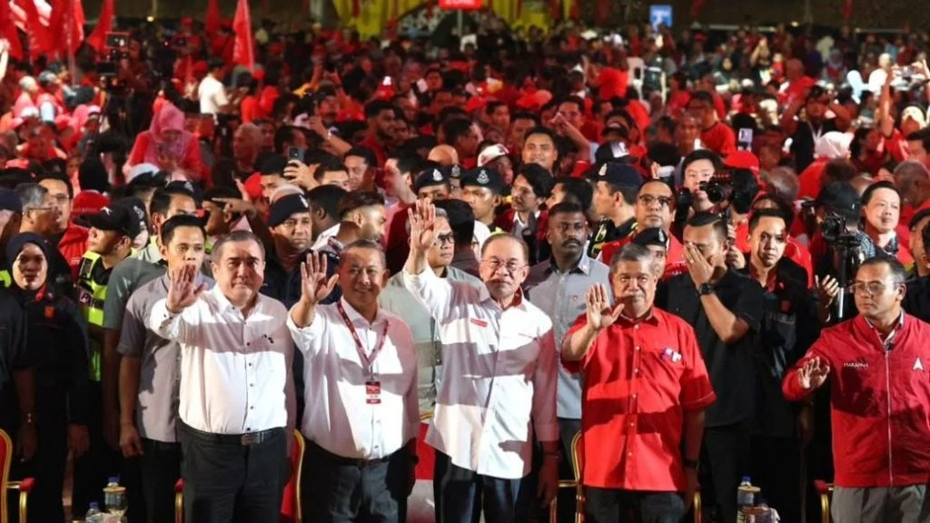 阿敏努丁(左二)是森希盟唯一的“海报男孩”,左一为陆兆福,右一起为希盟竞选主任拿督斯里阿米鲁丁、署理主席拿督斯里莫哈末沙布及安华。