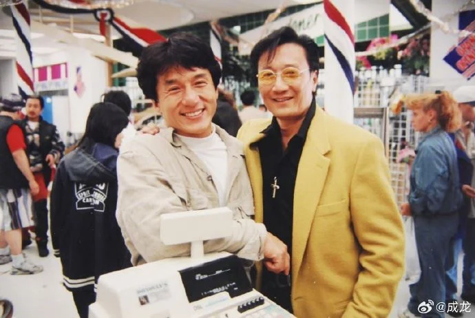 成龙与谢贤的交情长达60多年,从他当演员前、做武行时认识就认识谢贤,对方一直很照顾他,还一同经历很多事。(取自网络)