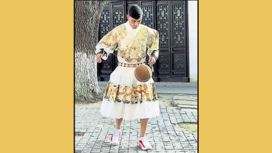 Photo of 助力中国足球发展 佩德里游苏州踢蹴鞠