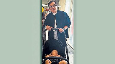 Photo of 成龙推婴儿车 惹当爷爷揣测