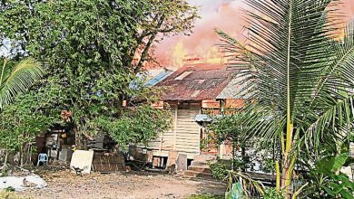 Photo of 巴生百年高脚木屋失火 烈焰冲天 毁5住家