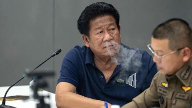 Photo of 不戴手铐还抽烟! 涉嫌枪杀官员被捕后 泰前议员竟在警局开记者会