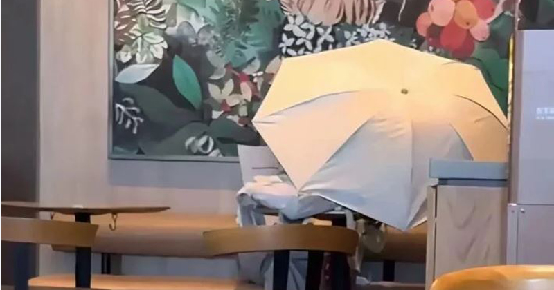 零消费霸位还撑伞！女开扩音器背书被劝竟怒怼