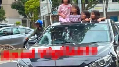 Photo of 汽车行驶中4孩露天窗外 网友怒批太危险