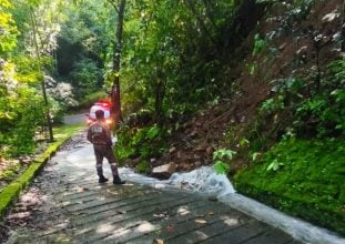 Photo of 斗甘榜Tiong Simpodon发生土崩 道路单线通行