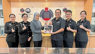 Photo of AKPS代表团访大士关卡 送蛋糕贺新加坡国庆