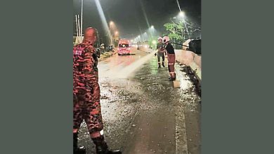 Photo of 油槽罗里翻覆 废黑油泄漏淹路