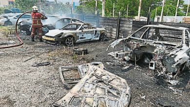Photo of 停车场起火 烧毁5报废车