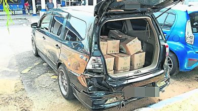 Photo of 司机图逃跑翻车 警起442公斤津贴食油