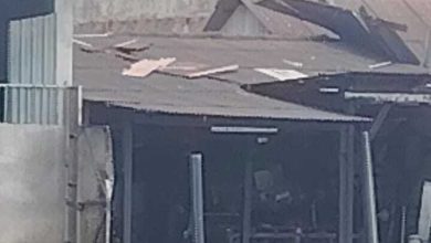 Photo of 十八丁突刮狂风 民宅屋顶被掀 天桥塑板坠落