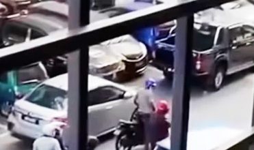 Photo of 疑不满违规双重停车 摩多骑士持棍砸毁多车