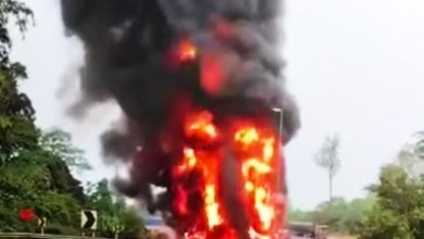 Photo of 淡马鲁百乐路 油槽车压轿车着火