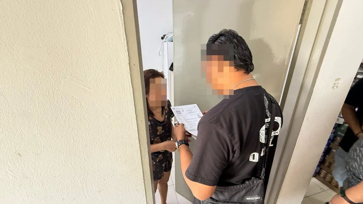 移民局官员逮捕一名涉嫌为非法外劳提供伪造证件的女子助查。（取自移民局脸书）